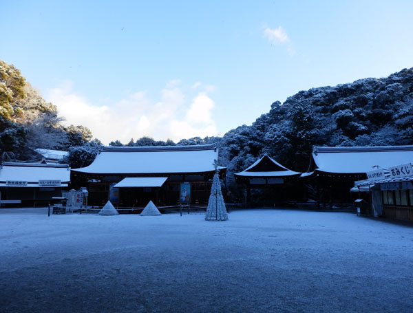 淡雪が　上賀茂神社_e0048413_1832430.jpg