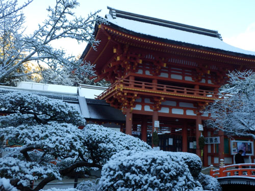 淡雪が　上賀茂神社_e0048413_1834681.jpg