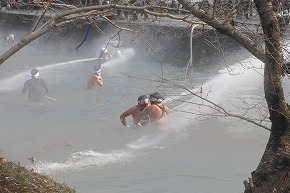 南関町出初式の棹頭標的落とし競技と放水合戦（後半部）_a0137997_20542488.jpg