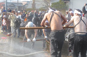 南関町出初式の棹頭標的落とし競技と放水合戦（後半部）_a0137997_2056013.jpg