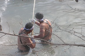 南関町出初式の棹頭標的落とし競技と放水合戦（後半部）_a0137997_2057089.jpg