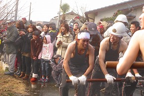 南関町出初式の棹頭標的落とし競技と放水合戦（後半部）_a0137997_20585653.jpg