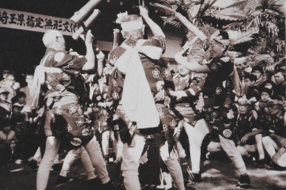 餅つき踊りを見物_b0115553_16214554.png