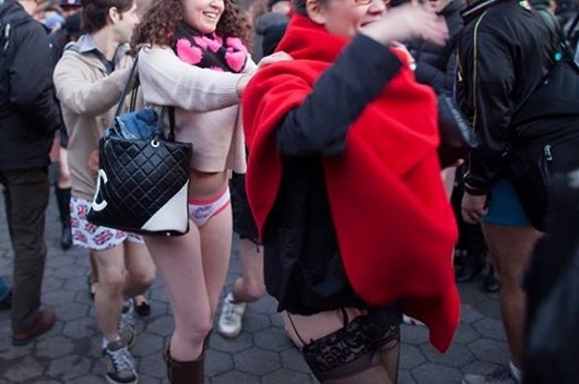 昨日のNYはノー・パンツ・デー!?　No Pants Subway Ride 2014_b0007805_23475246.jpg