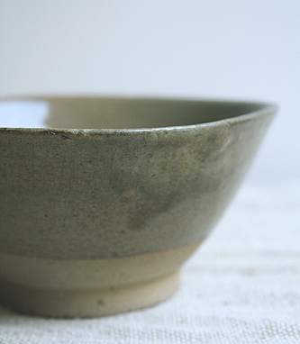 湧田焼.灰釉椀 古美術 観宝堂 - 湧田焼灰釉茶碗 | 古美術品専門サイト fufufufu.com