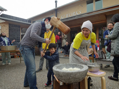毎年恒例、餅つきと花もちづくり_f0073301_15261137.jpg