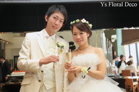 白いお花と赤い実ものの花冠 三重へ_b0113510_11413924.jpg