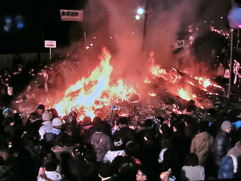 なんでこんな寒い時期なの?「どんと祭」_c0260460_2021892.jpg