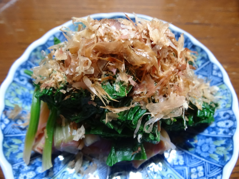 野菜サラダ、鮭中骨缶、ラーメン、トーストカナッペ、鮪の漬け丼、玉子焼きです。_c0225997_6592529.jpg