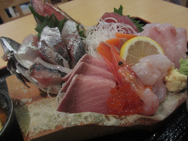 本日は 刺身定食 豪華版!@三是(新宿)_c0212604_2316550.jpg