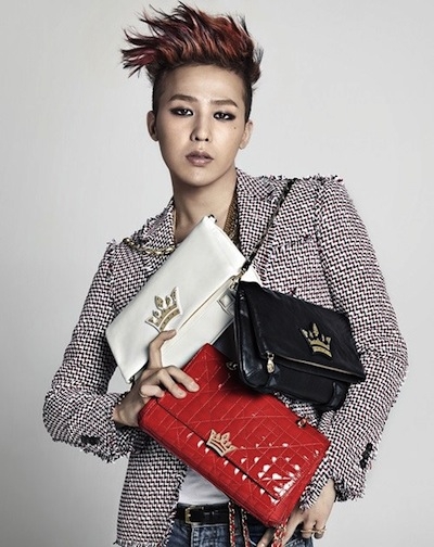 G Dragon J Estina で 女性用ハンドバッグのグラビアを公開