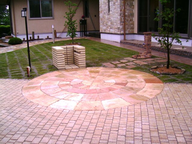 広い駐車場はテラス兼用で造ってください 庭の写真館