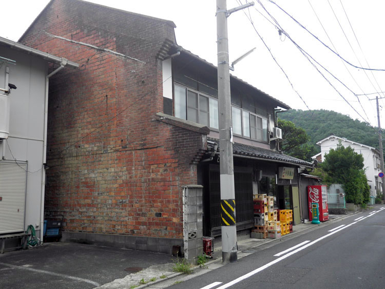 レンガ壁の町家_f0130879_23441525.jpg