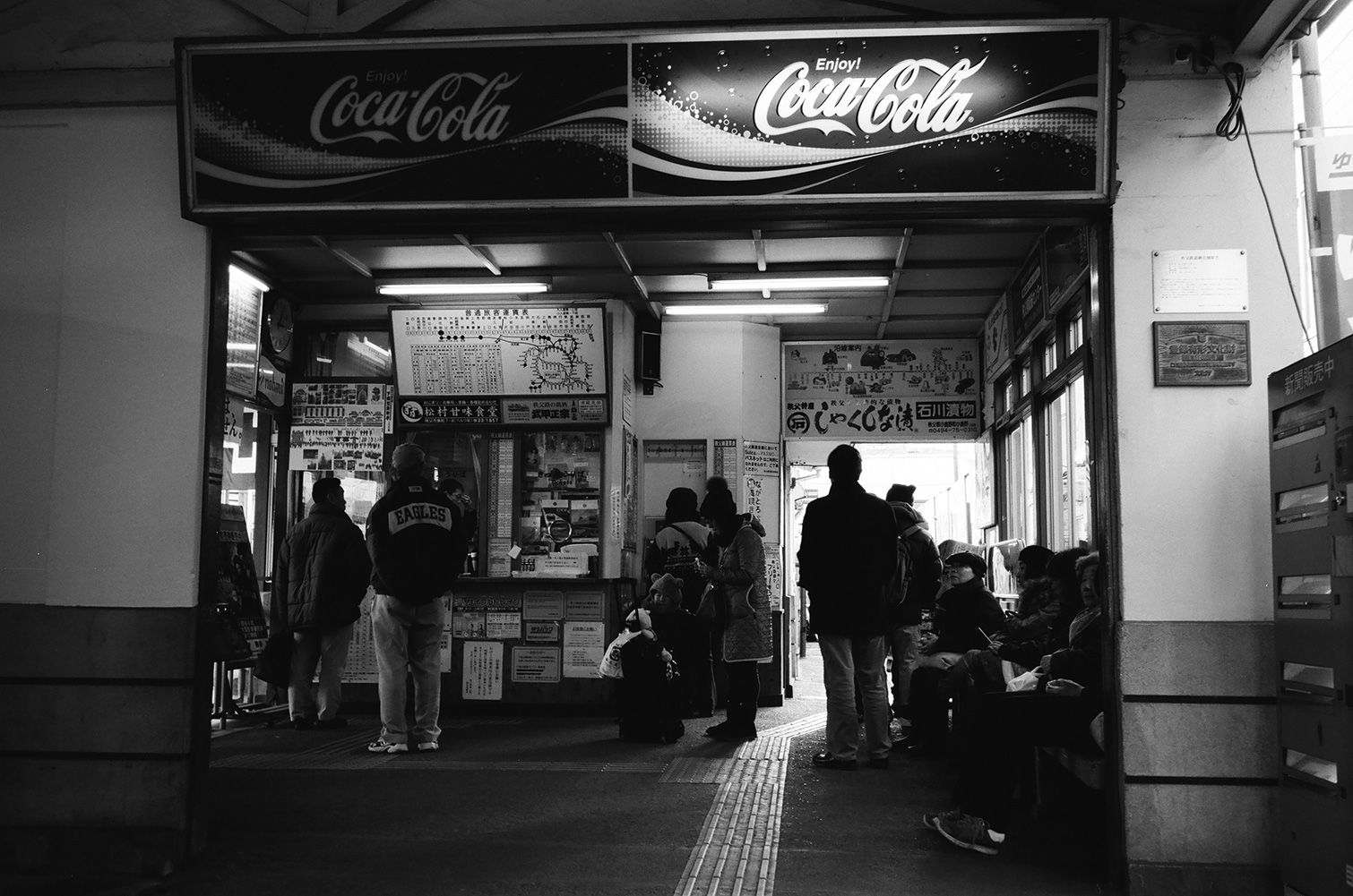 ローカル駅の待合室_f0121181_18491.jpg