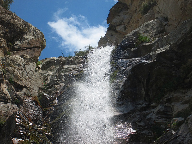 名前通り大きな滝　　　　　Big Falls & Alger Creek Trail in San Bernardino National Forest_f0308721_6515660.jpg