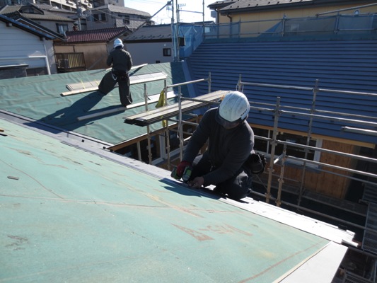 朝霞の家 屋根材取り付け_c0310571_17383318.jpg