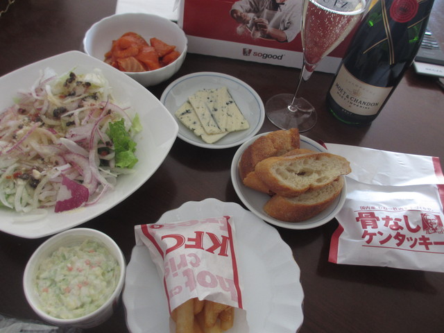 骨なしケンタッキーとMoetで休日ランチ_c0212604_1349159.jpg