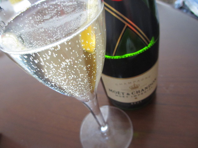 骨なしケンタッキーとMoetで休日ランチ_c0212604_1354289.jpg