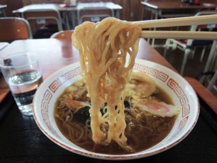 凍結雪道の先に、三田貝分校の「分校ラーメン」_b0206037_1258680.jpg
