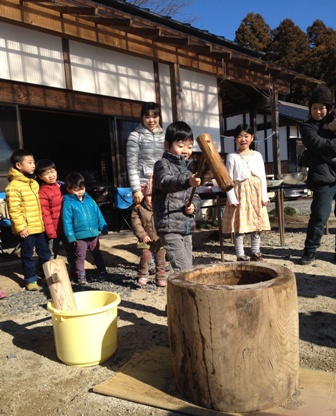 「新年餅つきをしよう」_c0248102_1218349.jpg