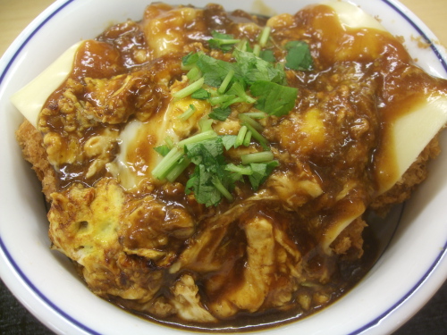 【漢の店】かつや デミたまチーズカツ丼　590円（税込み619円）100円引き券でお得にいただく【期間限定】_d0188613_162682.jpg