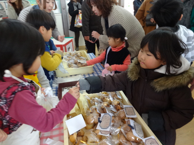 作品展、バザー 盛況!_d0166047_20282730.jpg