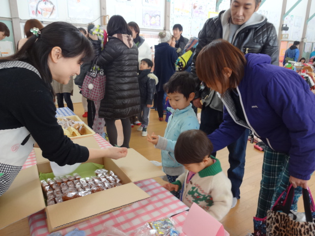 作品展、バザー 盛況!_d0166047_20334055.jpg
