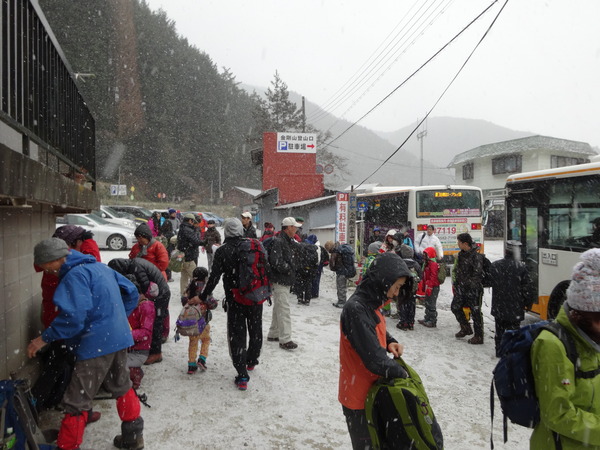 金剛山【ツツジオ谷】：人知れず静寂した登山道に密かに佇む氷瀑_c0066176_2150558.jpg