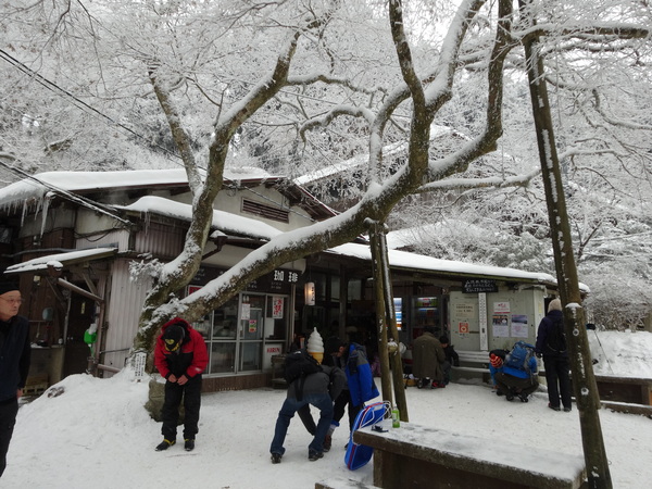 金剛山【ツツジオ谷】：人知れず静寂した登山道に密かに佇む氷瀑_c0066176_2254458.jpg