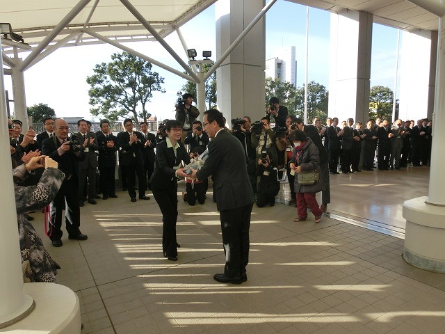 2人の新旧富士市長 「本当にお疲れさまでした」と「いよいよ始まる小長井新市政!」_f0141310_955244.jpg