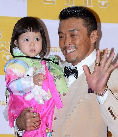 秋山成勲の娘サランちゃん あまりの人気 コッタバル 花束 秋山成勲の娘サランちゃん あまりの人気 コッタバル 花束