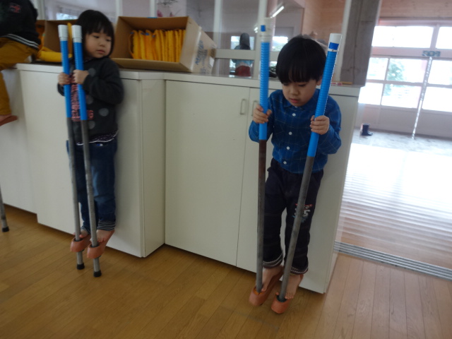 竹馬に、挑戦!_d0166047_14173453.jpg