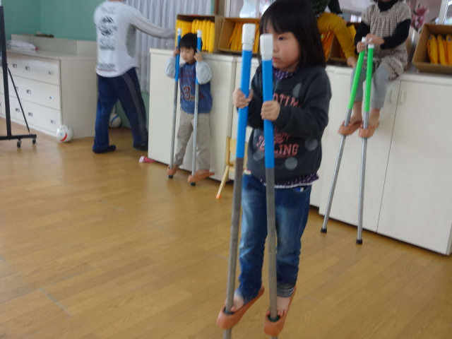竹馬に、挑戦!_d0166047_14181986.jpg