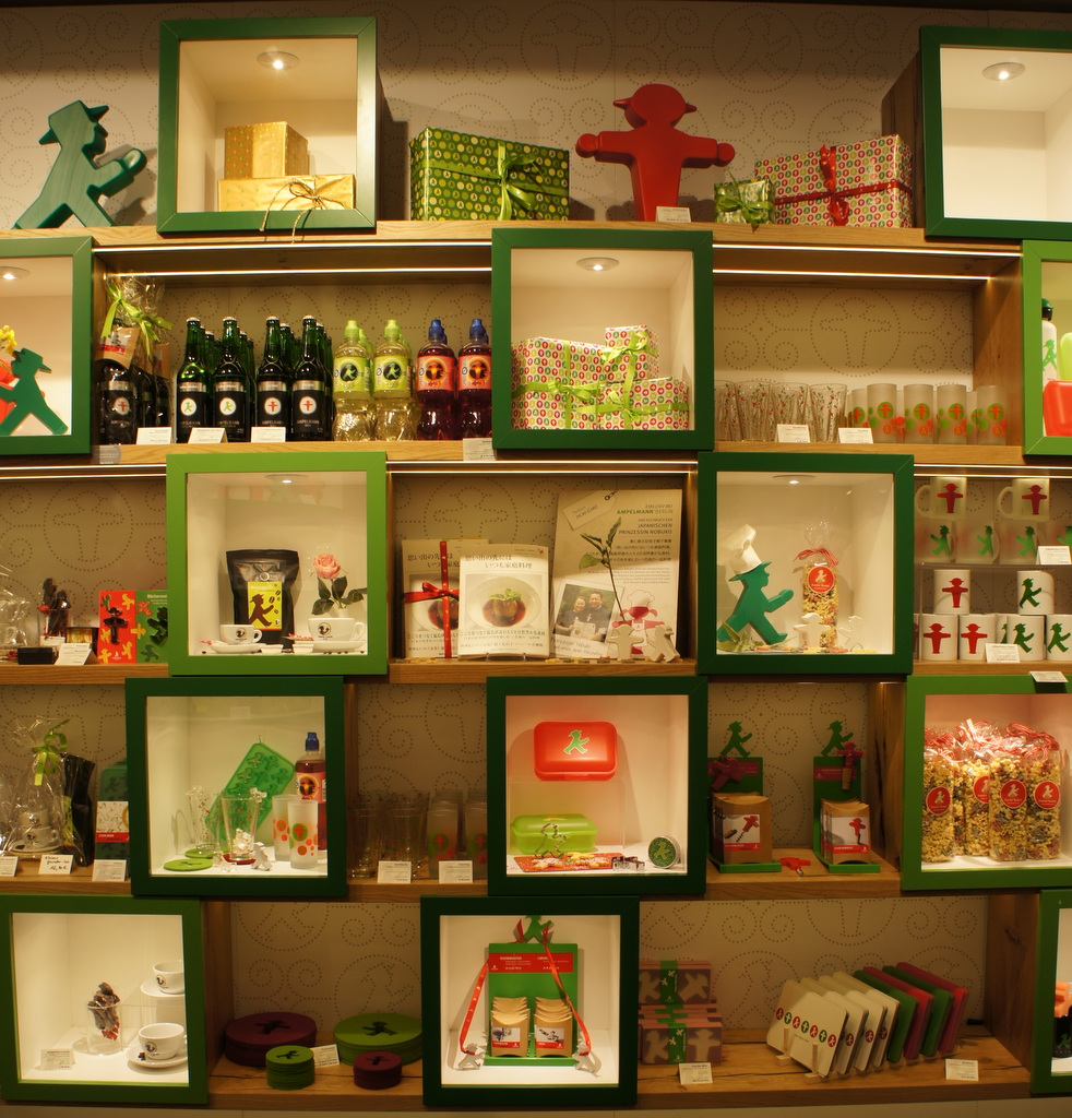 信子妃殿下の著書in Berlin@AMPELMANNショップUDL_c0180686_09322789.jpg