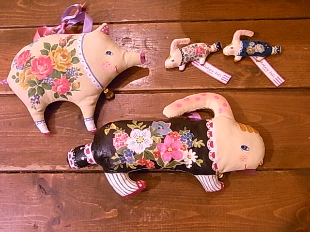うさぎとぶた展あと2週間です。作品いろいろご紹介_d0322493_9525824.jpg