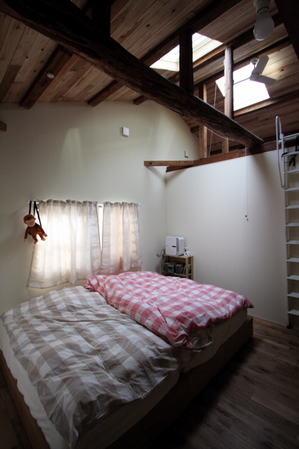 空堀の家/住宅リノベーション/2階寝室のようすです。_d0111714_1324195.jpg