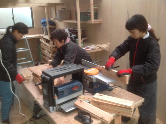 チラシ準備と木工教室準備_f0031037_20562919.jpg