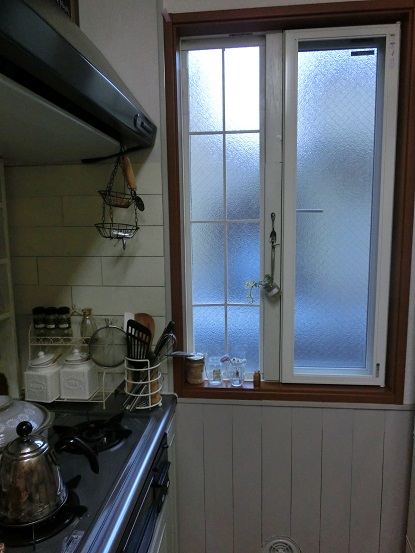 キッチンの窓をかわいくしたい！枠と格子編♪_a0207996_0593983.jpg