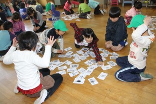 １年生 手作りカルタでカルタ取り 吹っ子校長 奮闘記