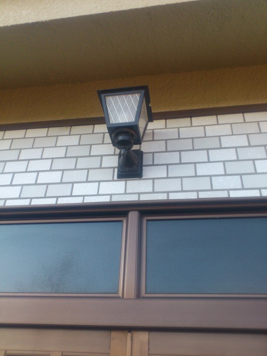 外玄関 照明器具 LED 照明へ交換 吉川市 でんきのきくや（株） 電気工事 エアコン アンテナ リフォーム