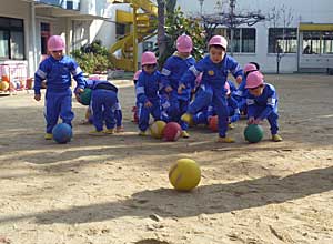 年少組 ボールあそび 中かがや幼稚園わくわくブログ