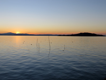 トラジメーノ湖の夕日_f0234936_785556.jpg