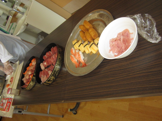 「みんなで昼食会~お寿司バイキング~」_e0191174_1595720.jpg