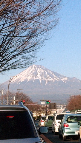 信号待ちで、車から見た富士山～。_c0156703_2253787.jpg
