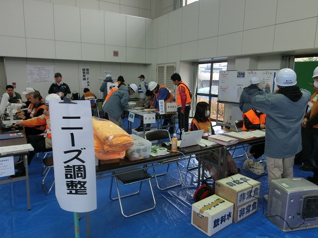 「災害ボランティア支援本部 開設訓練」のさまざまな訓練風景_f0141310_726177.jpg