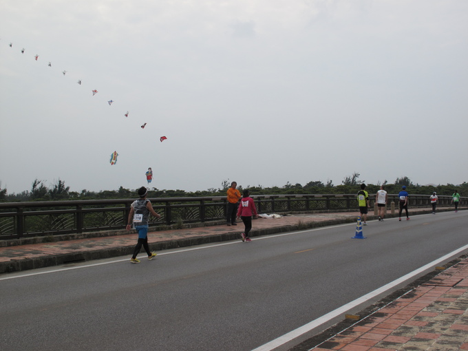 橋の上で応援の凧を上げる人_c0064389_13244193.jpg