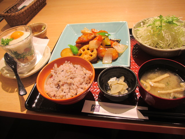 「真鱈と野菜の黒酢あん定食」「ばくだん小鉢」@大戸屋_c0212604_22405049.jpg