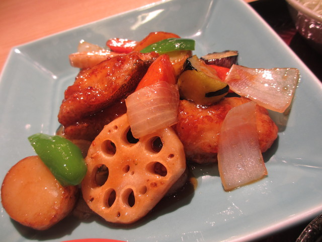「真鱈と野菜の黒酢あん定食」「ばくだん小鉢」@大戸屋_c0212604_22461268.jpg