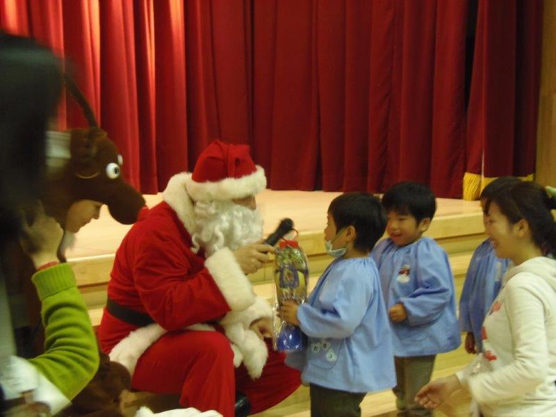 上甲子園幼稚園（西宮市）にサンタさん訪問しました♪_f0019063_16292437.jpg