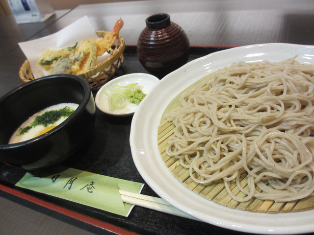 サラリーマンの悲哀と「天とろセット」@三日月庵_c0212604_2305124.jpg